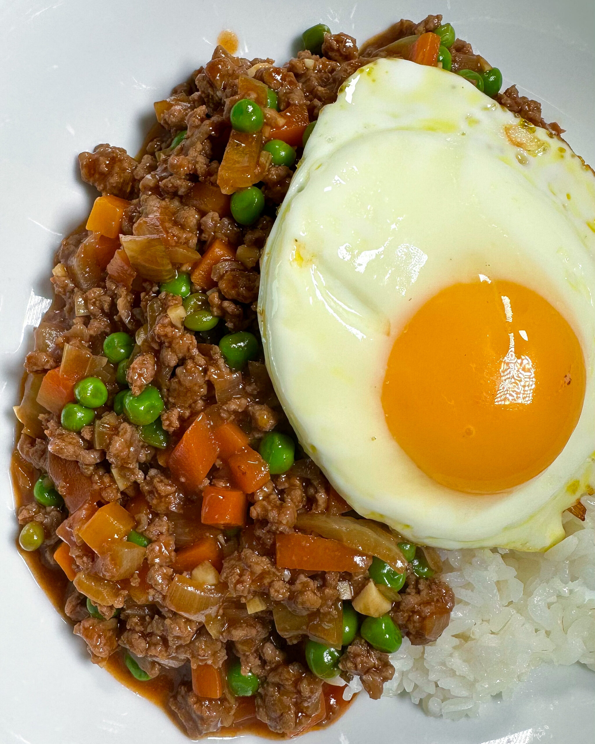 Minced Beef with Egg Over Rice (煎蛋免治牛肉飯)