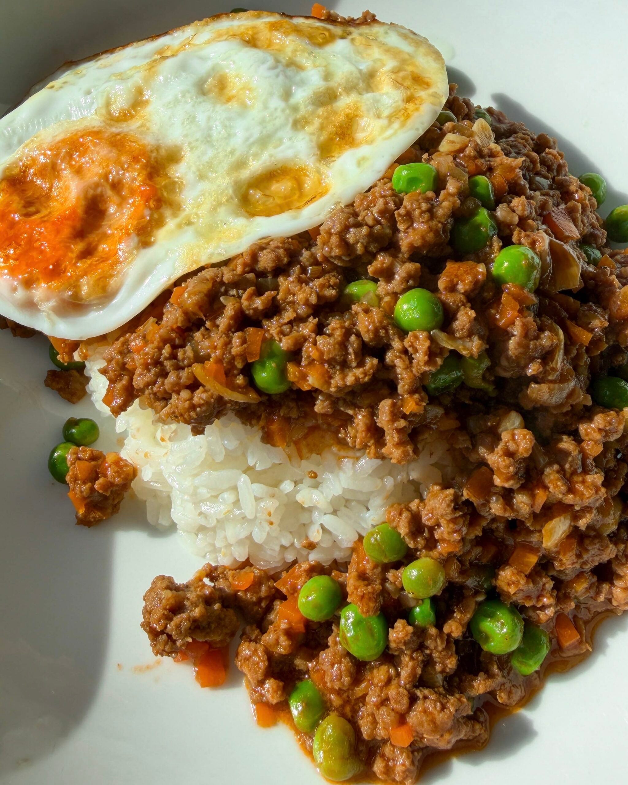 Minced Beef with Egg Over Rice (煎蛋免治牛肉飯)